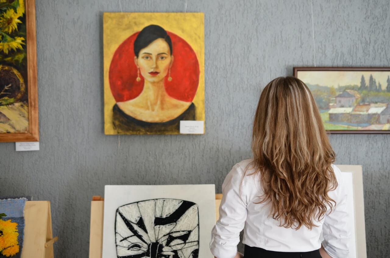 ragazza guarda un quadro su tela